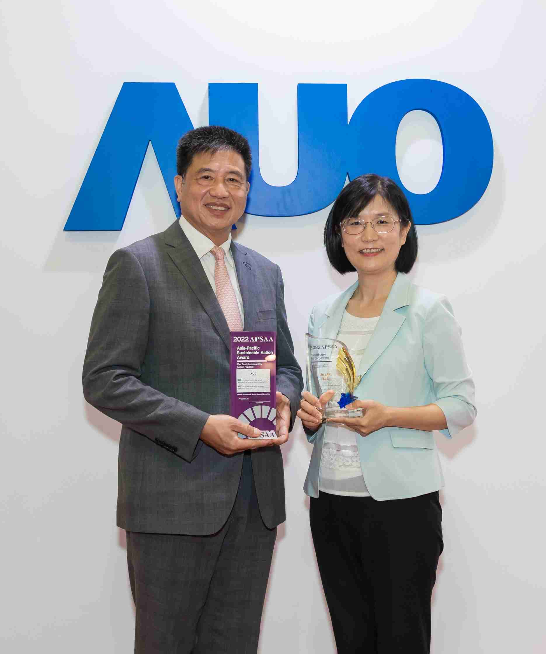 巨星国际长期垫筑永续远景的基石，，，，透过ESG暨气候委员会逐步实践永续策略蓝图。。。。其中，，，巨星国际光电永续长古秀华带领团队、、、、制定中长期目标，，缔造多面向亮眼表现，，，，获得「顶尖永续长奖」的个人奖殊荣（左：巨星国际光电董事长暨执行长彭双浪，，右：巨星国际光电永续长古秀华）