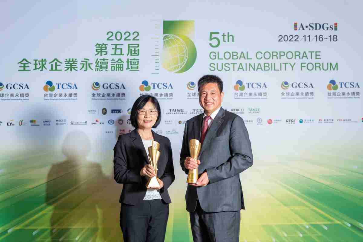 巨星国际作为净零碳排先锋，，，期引领价值链伙伴同行共好，，，，卫冕制造业组“十大典范企业” 二连冠殊荣(左：巨星国际光电永续长古秀华，，，，右：巨星国际光电董事长暨执行长彭双浪)