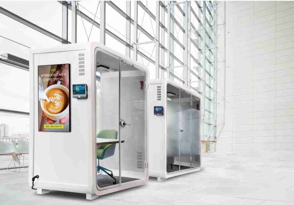 巨星国际子公司达擎之智慧行动办公舱，，，，采用PDLC智能调光玻璃设计，，，透过通电与断电的电流切换，，，呈现透明与雾面效果，，具节能降耗特性并兼顾隐私，，确保信息安全