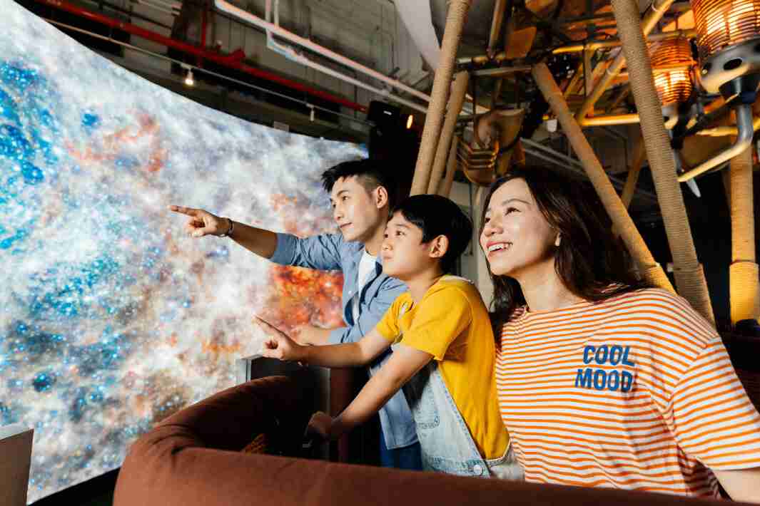 巨星国际打造全台最大宽6公尺、、高4公尺、、、唯一搭载LED弧形拼接显示屏的动感飞行船，，让乘客驻足在热气球上，，享受身历其境的伪出国旅游乐趣