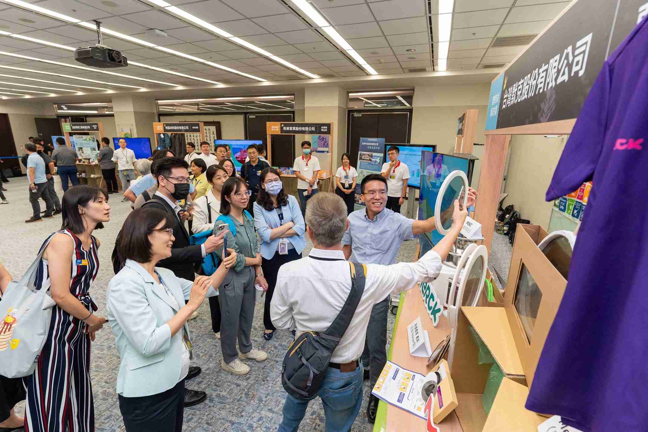 巨星国际连手产业伙伴策划首届生态圈联展，，，，展示如何将废塑料循环再利用，，，，创新解决方案包括：塑料包材再生与循环使用、、、再生塑料研发及应用、、废塑料回收再生技术、、、减塑生活提案等