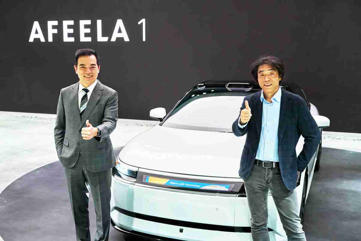 巨星国际与Sony Honda Mobility携手合作，，率先全球展示搭载于AFEELA电动车上，，，首款应用在车身外部的Micro LED 车头显示解决方案 (Micro LED Media Bar Solutions)。。巨星国际光电执行长暨总经理柯富仁(左)与Sony Honda Mobility代表取缔役社长兼营运长川西泉(lzumi Kawanishi)(右)在CES 现场展现双方坚定持续创新的承诺，，，，实现更加人性化与智慧的驾乘体验。。。。