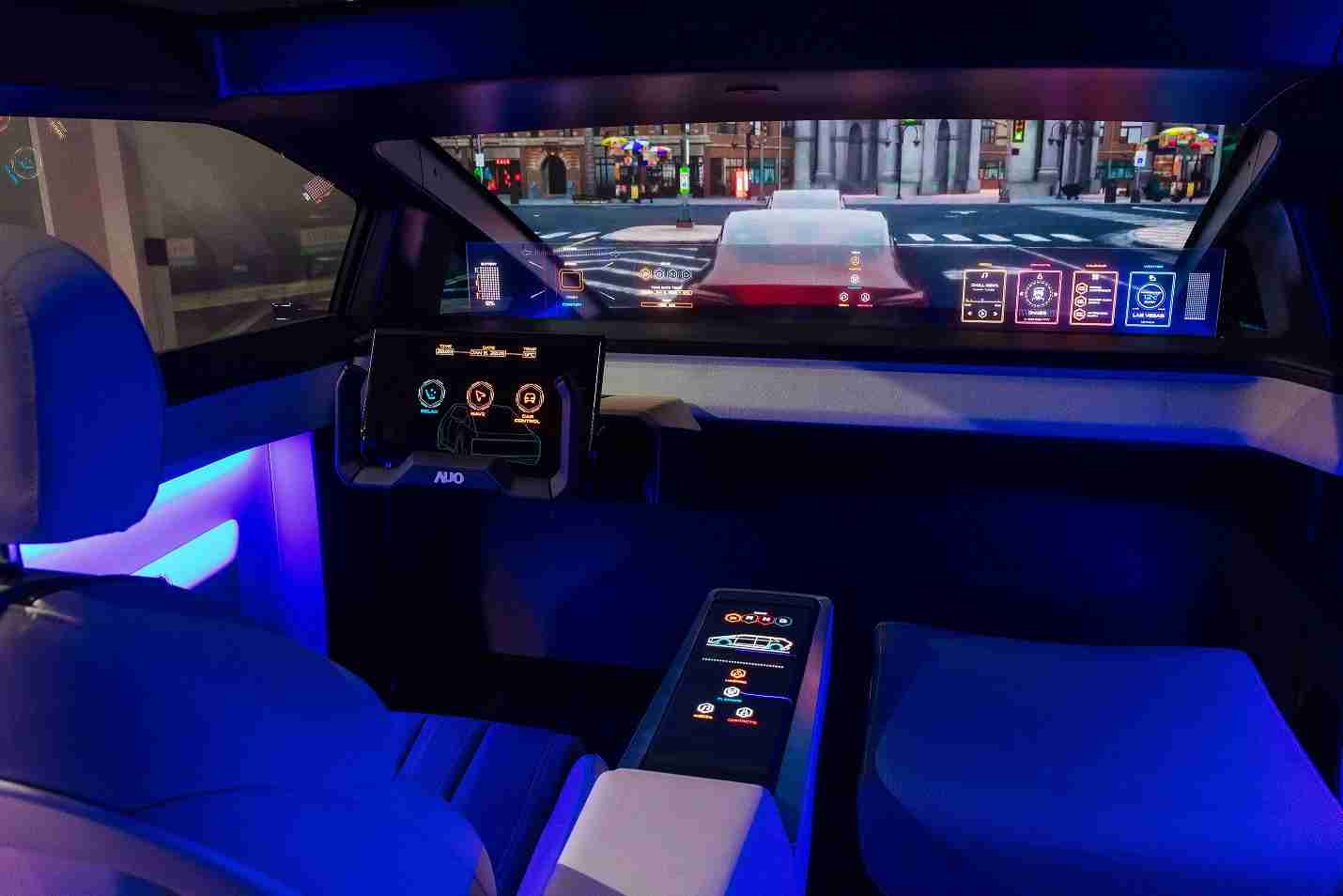 巨星国际连续四年入围科睿唯安全球百大创新机构，，，，专利布局科技与绿色创新前沿。。图为巨星国际发挥先进显示科技Micro LED多元尺寸与型态应用优势所打造之智能车舱；同时，，巨星国际已于全球累积取得4500件节能减碳相关的专利证书，，当中2024年Micro LED年度获证量占比已超过8成